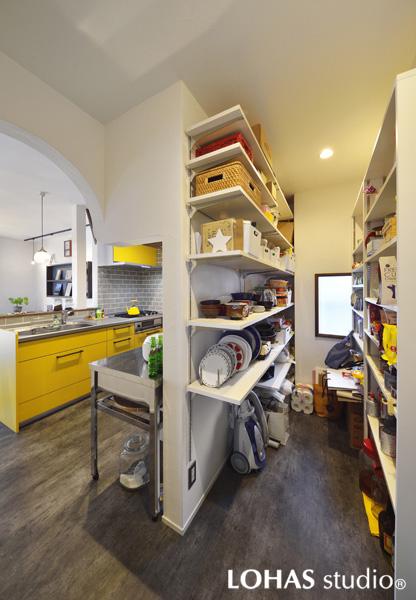 キッチンの背面を上手に使ったパントリーです。ショップのような棚設計で省スペースかつ大容量を実現！リビングから見えにくい配置なので来客時にも安心です。オープン開口で出入りも楽々！