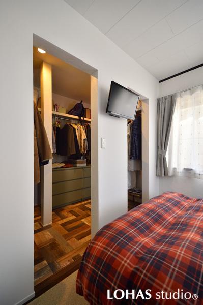 W.I.Cを造作したご夫婦の寝室です。収納に扉を付けずオープンな設計でスペースを節約。視線が遠くへ抜けるので圧迫感がありません。空気が籠らないため衣類の収納に最適！