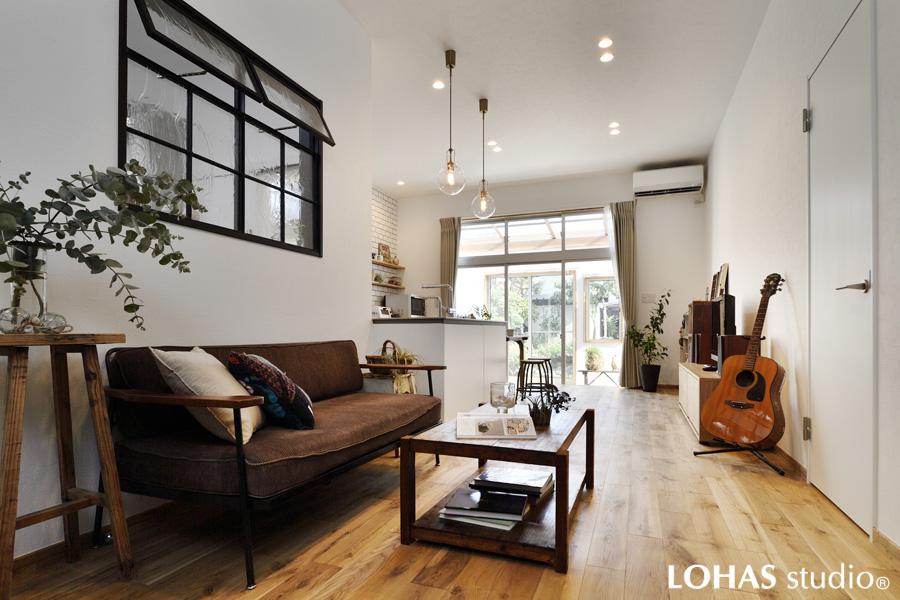 書斎やアトリエにいる時も家族の気配を感じられるワンフロアの大きなLDKです。視線が広く抜けるので小さなお子さまとの生活に最適。家族で幸せな時間を過ごせる快適空間です。