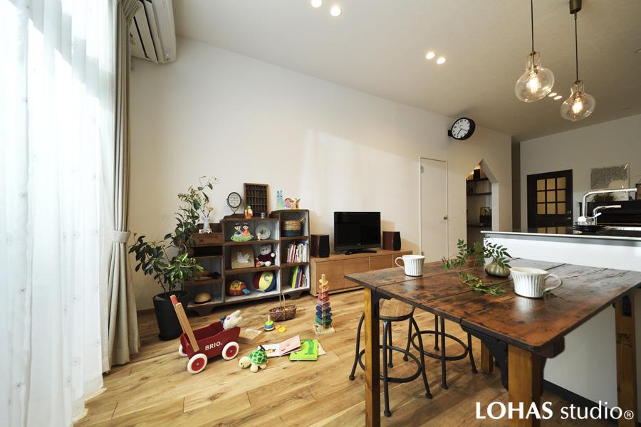 木素材中心の温かみのあるダイニングです。テーブルなど家具を配置してもお子さまが遊べるスペースをしっかりキープ。キッチンからの見通しも良好です。