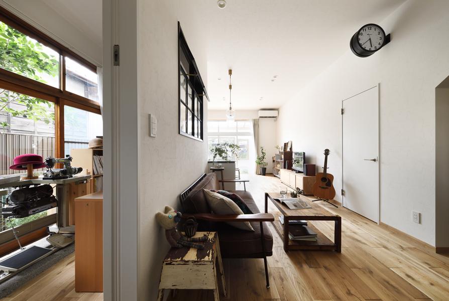 リビング・キッチン間近にレイアウトしたアトリエです。家事の「すき間」にパッと「作り」に行ける機動力が自慢の配置です。室内は創作意欲が湧くように木窓を活かしました。