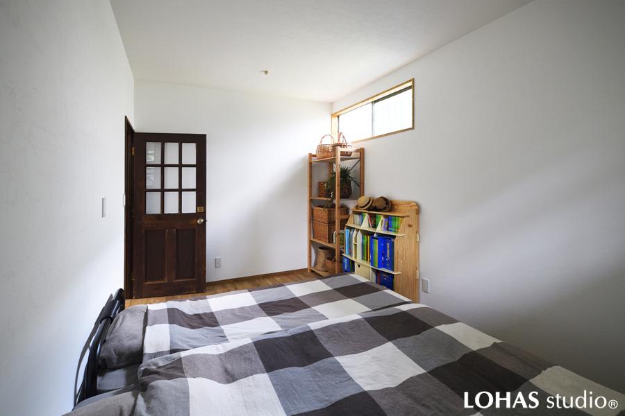 アンティーク風の扉で個性的な雰囲気が加わった寝室です。窓が高い位置にあるため目隠しのカーテン無しでOK!光を感じる明るい室内です。