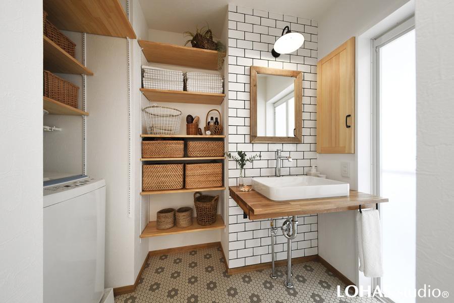 アンティーク風の扉で個性的な雰囲気が加わった寝室です。窓が高い位置にあるため目隠しのカーテン無しでOK!光を感じる明るい室内です。