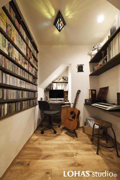 ジャストサイズが魅力的な「オレの書斎」です。勾配天井を持つデスクは階段下のデッドスペースを工夫したもの。壁面を上手に使い高い収納力を確保しました。お子さまと音楽を楽しめる「ワクワク」の特別室です。