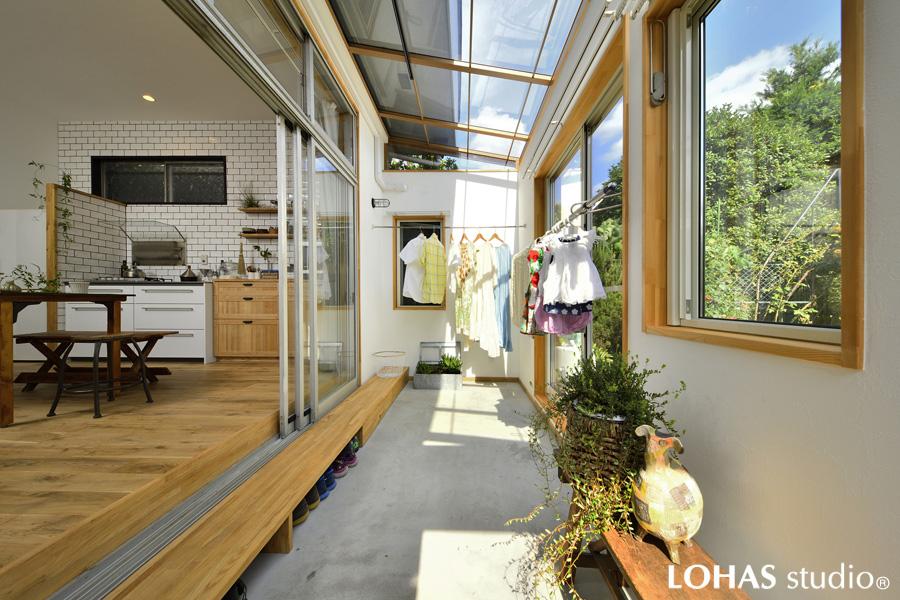 軒下に造作したサンルームです。透過性のある素材で屋根を造り室内が暗くならないよう配慮しました。屋根のある半屋外なので室内干しもバッチリ。湿気も気になりません。