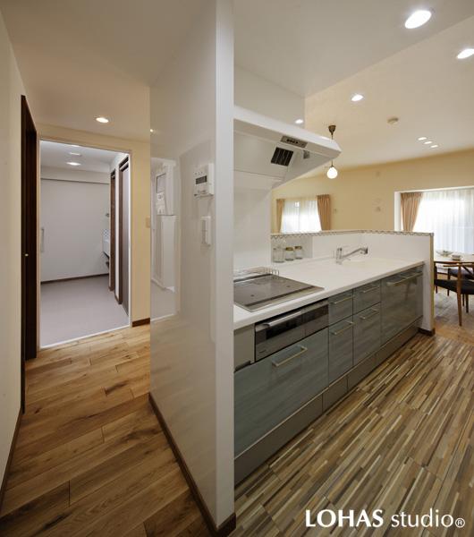 オープンタイプの対面キッチンです。車椅子でも介助者と楽に家事・移動が行えるよう設計しました。通路は広くとりLD・洗面・浴室と回遊できる動線プランに。カウンターは腰壁で囲みキッチンがLDから見えにくいよう工夫。