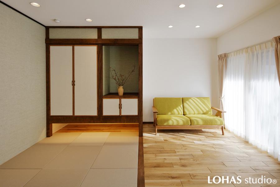 LDKとフラットにつながる畳コーナーです。洋風リビングと素敵に馴染む和風スペースは気分転換にも最適。お客様用の布団が敷けるサイズを想定して場所を確保しました。布団収納のできる納戸と仏壇用のスペースもご用意。