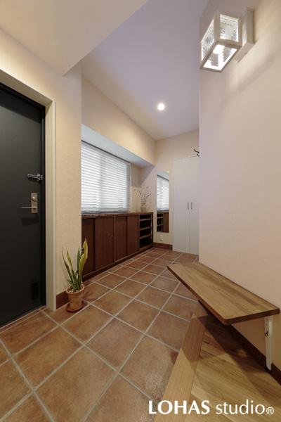 車椅子が回転できる広めの玄関です。介助者が同伴している状態を想定し面積を変更しました。隣接したW.I.Cの一部を組み込んで廊下も拡張。靴の着脱時に使える折りたたみ型ベンチを設置してお出かけをサポート！