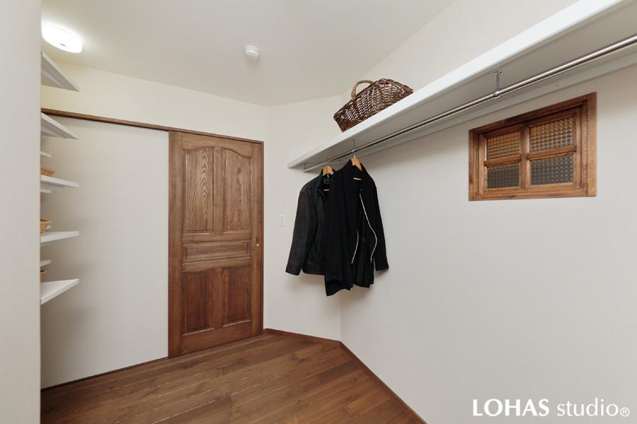 元洋室の半分を使ったウォークインクロゼットです。残り半分は玄関に使用。「高齢になると片付けがおっくう。手間をかけずにまとめて収納できる場所があれば」とのお嬢様のアイデアで誕生しました。