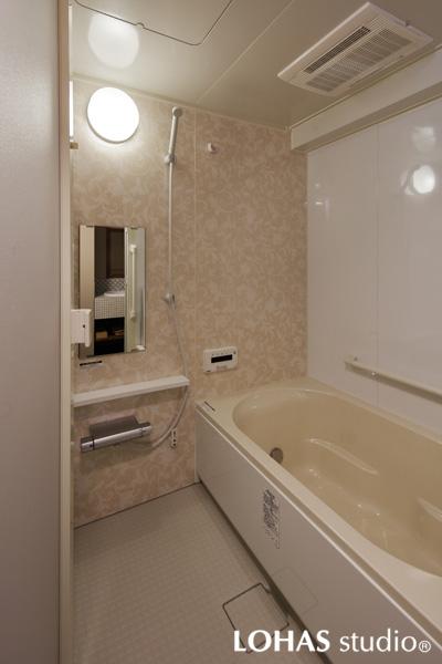ベージュ系に調えた明るい浴室です。冷たさを感じにくく皮脂汚れもつきにくいフロア機能が特徴的。浴槽も人造大理石調の高級感ある美しさです。浴槽側には入浴を補助する握りバーを設置して安心をプラス。