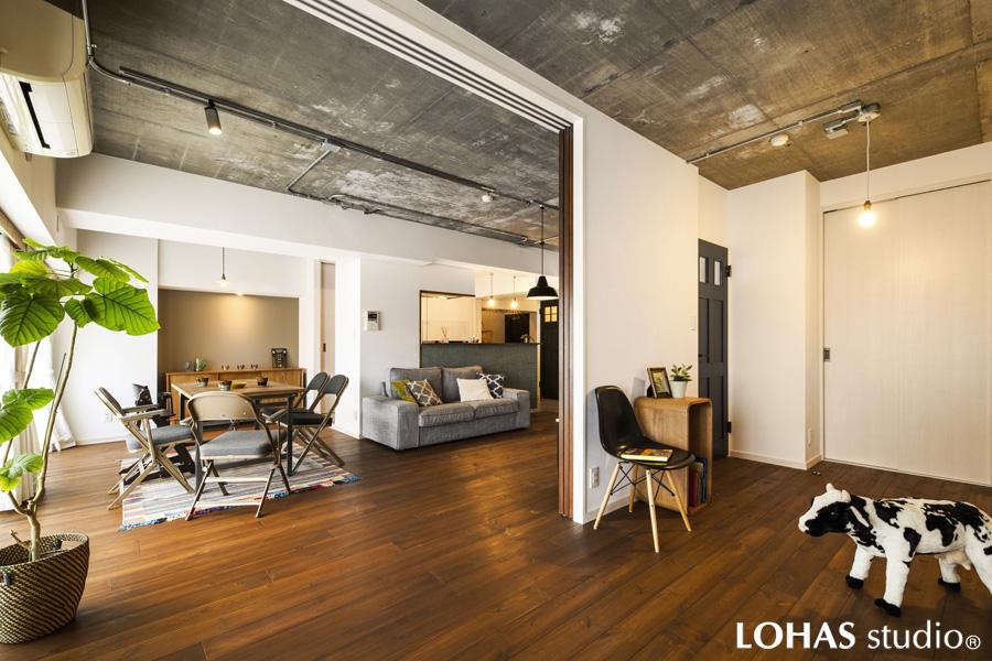 無機質に自然素材が馴染む悠々としたLDKです。シンプル間取りで住空間を最大限に確保! RC造なので温度差が少なくドアを開けたままで快適です。手前・多目的室との境にはLDが透けてみえるルーバー付木扉を設置。