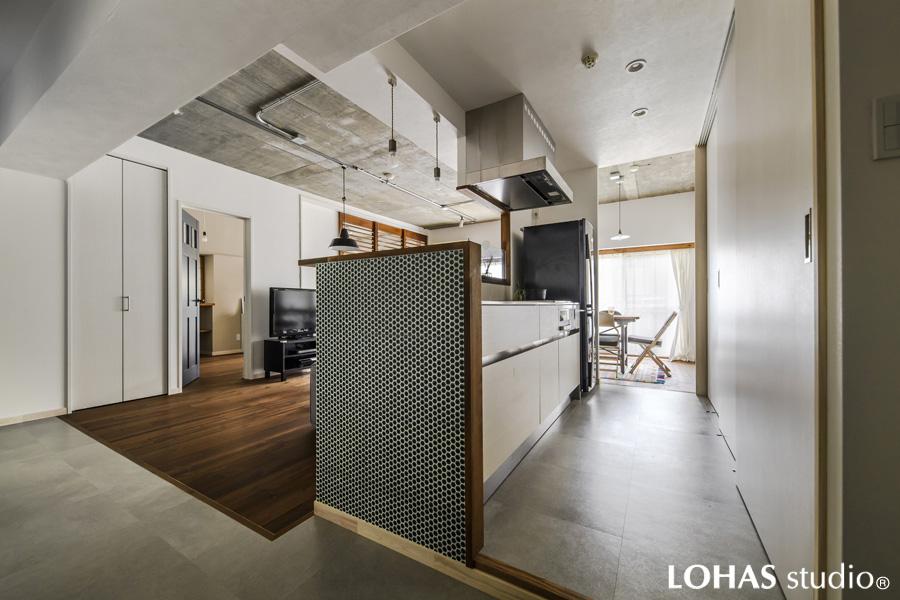 ご友人とのパーティに活躍間違いなしのオープンキッチンです。爽快なブルーのタイルを使い腰壁を造作。 無駄のないイメージで どこか懐古的なテイストに仕上げています。 床は石調のビニル床タイルで清掃が簡単！