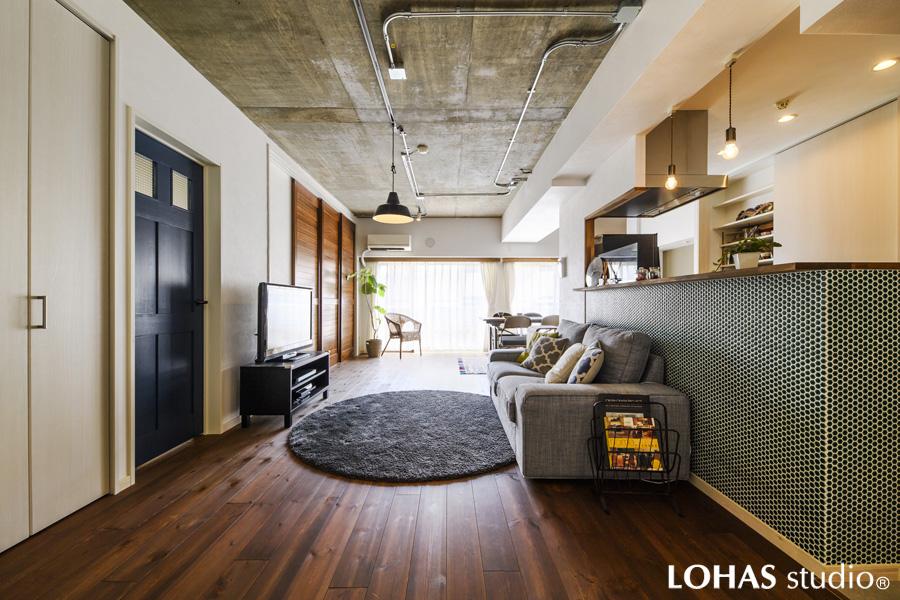 無垢パイン材を床施工した温厚なテイストのリビングです。エコクロスを施工した白い梁がゆるやかにゾーンを分けました。視界が広く自然光が十分に届きます。家族が自然と集まる「家の中心」への配置です。