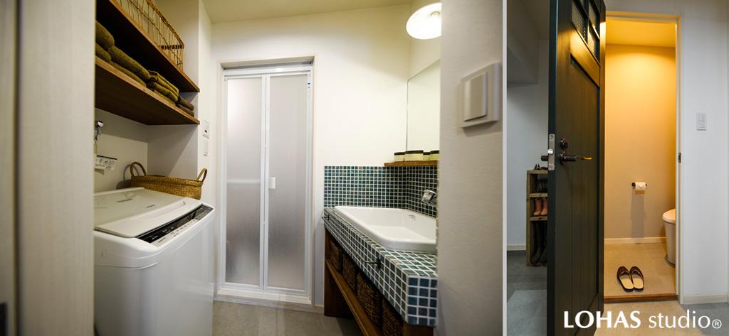 コンパクトで機能的なサニタリーです。左)手作りの味わいに溢れたタイルで洗面台を造作しました。洗濯機の上部には棚を造作して収納力アップ！右)便座などの設備と扉を新しく交換しました。中にはカウンターも造作。