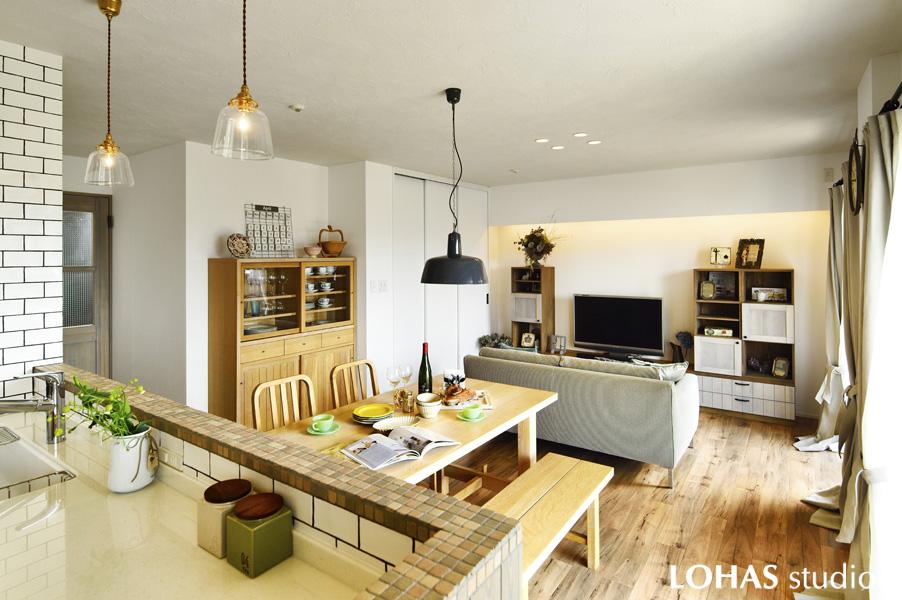 「見渡せるキッチン」のご希望を叶えた抜けのある伸びやかなLDKです。「まるで納戸」だった和室を組み込んで広い空間を確保しました。リビングは間接照明で落ち着きある空間に仕立てています。