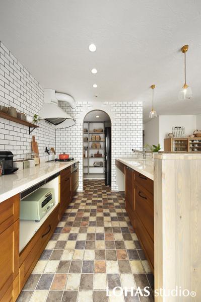 暮らしの中で一番不満だった「暗さ」「閉塞感」を解決した広がりのある対面キッチンです。無垢の木肌やタイルの表情にグレイッシュカラーを採り入れてシャビーシックな大人の装いを造りました。