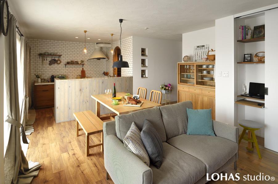 木調が温かなダイニングと並んだリビングです。右手の収納は元押し入れをリメイクして造作したオリジナル品。パソコンも置ける奥行が便利です。床暖房OKの防音フロアで冬も快適です。