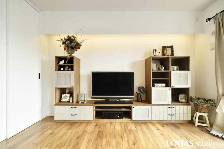 部屋のカタチに合わせたLOHASmaterialの造作家具です。M様によるオリジナルのデザイン。対面するキッチン腰壁とお揃いのグレイッシュカラーが世界観をまとめています。梁を活かした間接照明もM様のアイデア。