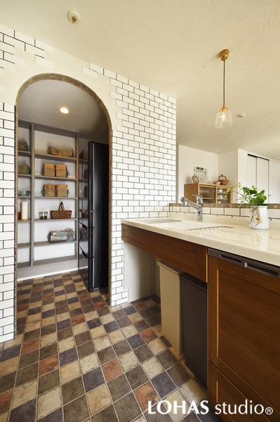 「置き場がなかったCDプレーヤーも置いて、休みに音楽も楽しんでます」という使い途豊富なパントリーです。配置場所に課題のあった「水廻り配管」を壁沿いの下部に格納して問題を解消、バリアフリー化を実現しました。オープン開口で出し入れも楽々です。