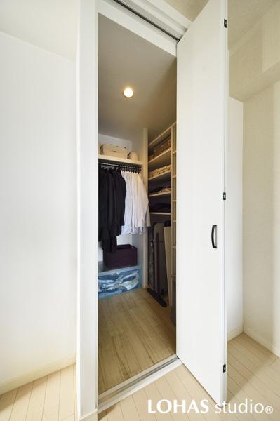 間取りを見直して新設したウォークインクローゼットです。洋室からつながる大容量の空間には季節の衣類がたっぷり入るほかスーツケースなどのかさばる荷物も収納OK。間仕切りは折り戸なので洋室側の邪魔になりません。