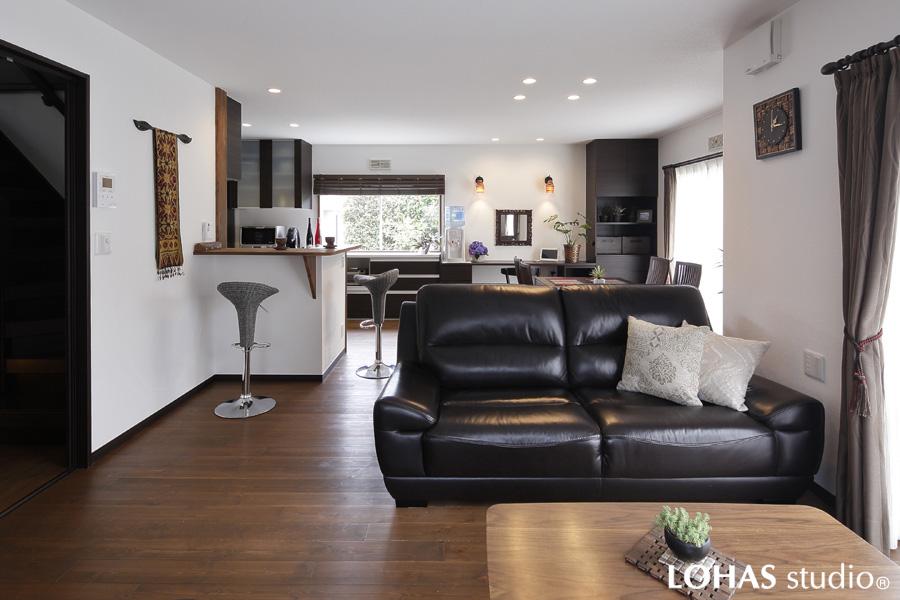 観葉植物の似合うバリ島風のLDKです。大人数で集まれる爽快な空間にリッチなバーカウンターもご用意しました。床は無垢パイン材を高級感のあるミディアムブラウン色で塗装しています。