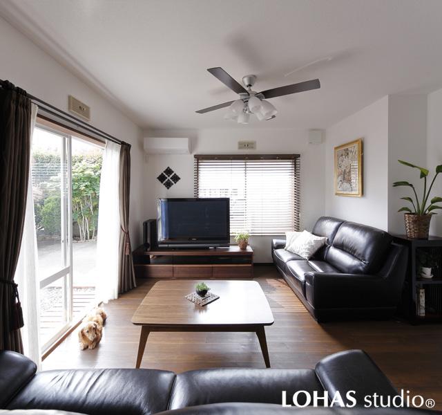 庭をひと続きの部屋のように使える明るいリビングです。野外のBBQパーティや夏のプール遊びに大活躍！外の賑わいを眺めて過ごせるとっておきのロケーションです。