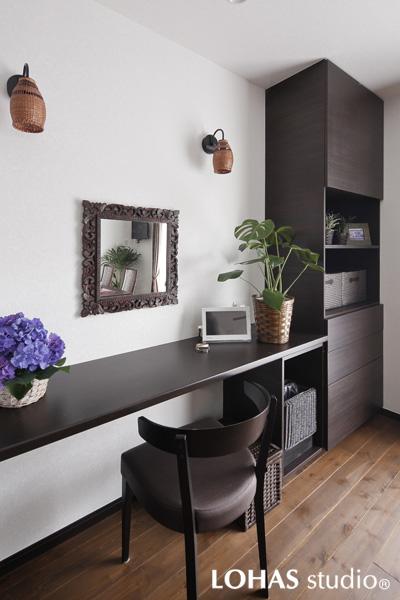 リビングに造作したシンプルスタイルのワークスペースです。経営者の顔を持つK様のちょっとしたデスクワークに使える便利な一角。アジアンテイストの鏡や照明がお洒落です。