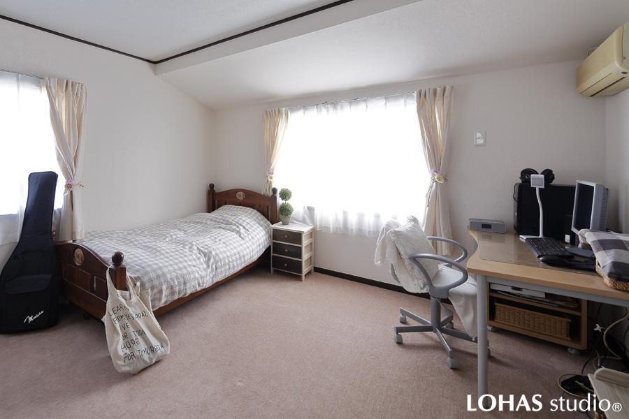 内装を刷新し新築の新しさが蘇った2階洋室です。床は柔らかい手触りが特徴のカーペットをご採用。天井と壁は人にも環境にもやさしい品質のハイブリッド壁紙「EBクロス」です。