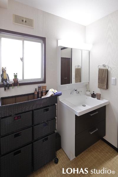 アジアンムードの漂うコンパクトな造りの洗面室です。足元は水濡れにも強いクッションフロアを施工。白のエコクロスを天井と壁に施工して清潔感ある空間に。