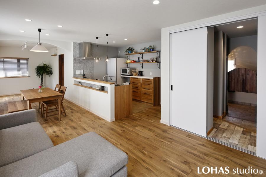 家の両端を収めた開放的なLDKです。個室を取り込み広いスペースを造りました。フローリングはラスティックオーク無垢材を木目を活かしたクリアオイル仕上げで施工。