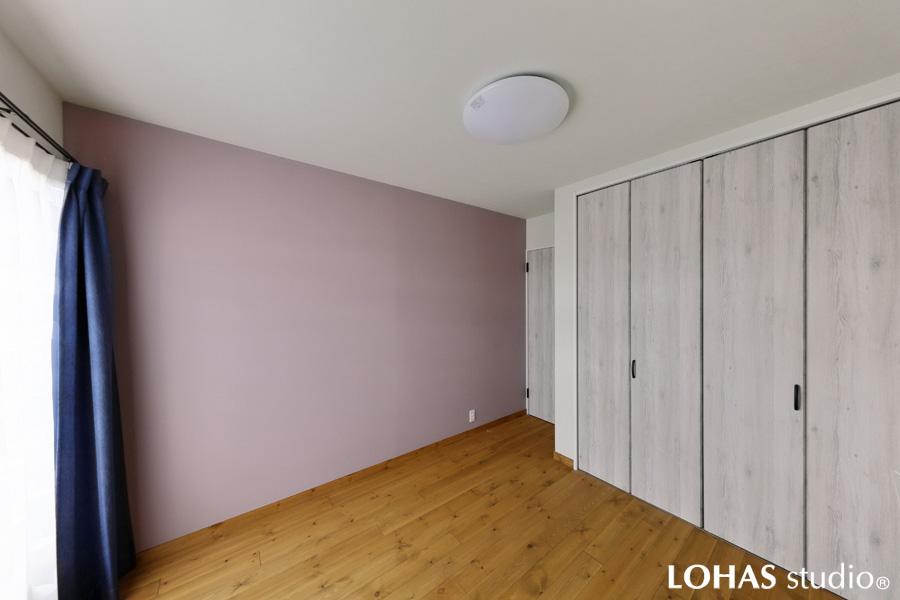 甘さ控えめのローズ色が愛らしい2階洋室です。グレートーンの落ち着く室内観。床はパイン無垢材を豊潤なナチュラルオーク色に塗装。収納スペースを多めにご用意。