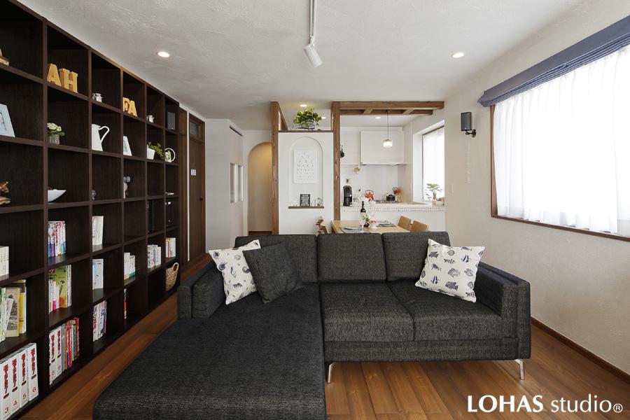 壁沿いに大型オープン収納を造作したゆったりと広いLDKです。ミディアムブラウンで塗装した無垢パイン材のフローリングや珪藻土の壁・天井で温厚な雰囲気。採光・採風も抜群です。