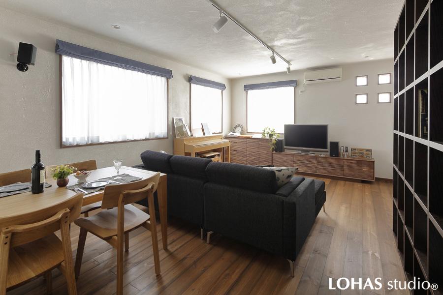 レールライトの直線で空間を引き締めたスタイリッシュなLDです。悠々と広がる天井・壁には塗りあとを残して珪藻土を施工。長い年月で深い飴色に変化する無垢パイン材のフローリングも先々の愉しみに。