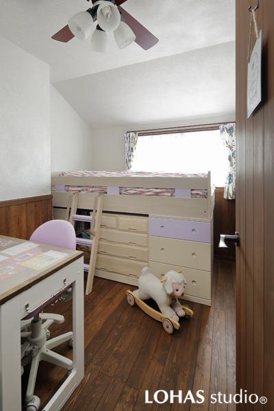 ローズカラーが優しい子ども室です(女の子)。ロフトベッドの下には収納スペースがたっぷり！自然光を柔らかく反射する珪藻土を壁や天井に塗装しています。床は触り心地のよいパイン材です。