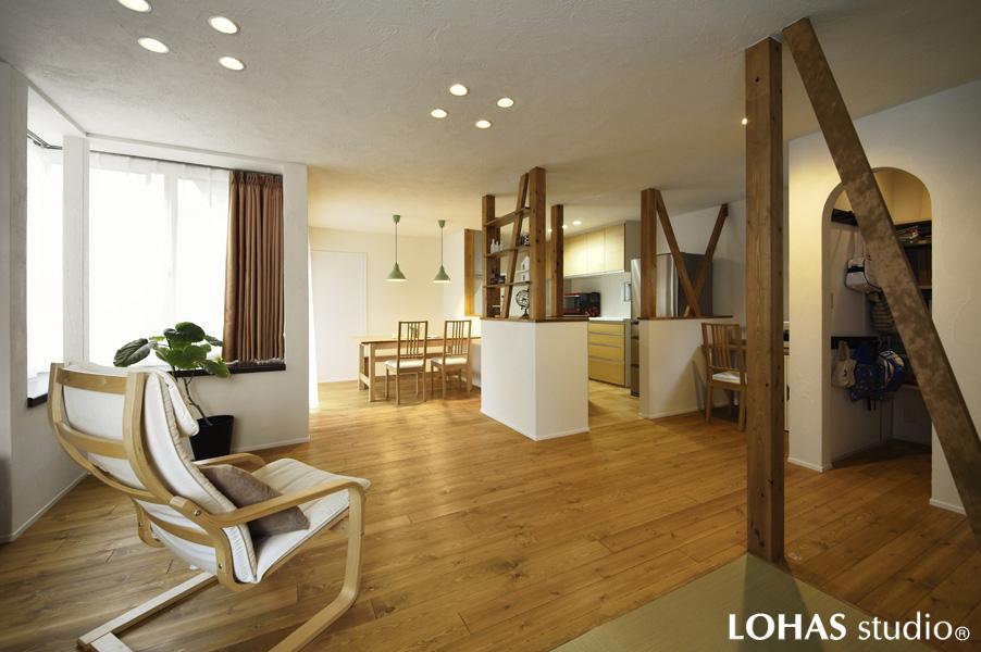 パイン材を床施工したナチュラル・シンプルなLDKです。独特の存在感がある壁・天井は珪藻土を塗装したもので、優しい雰囲気を造っています。現し柱がカントリー調でお洒落です。