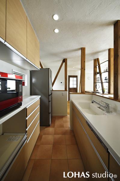 収納力のあるキッチンです。ダウンライトを使った照明ですっきりした印象に。不要な壁・柱を外してLDKを一望する広い視野を確保。家事をしながらお子さまの様子がわかります。