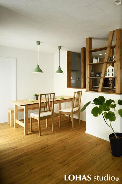 ペンダントライトが可愛らしいダイニングです。二本の柱を上手に使ってディスプレイ棚を造作しました。お好みのアイテムと観葉植物が馴染んだ居心地の良い風景です。