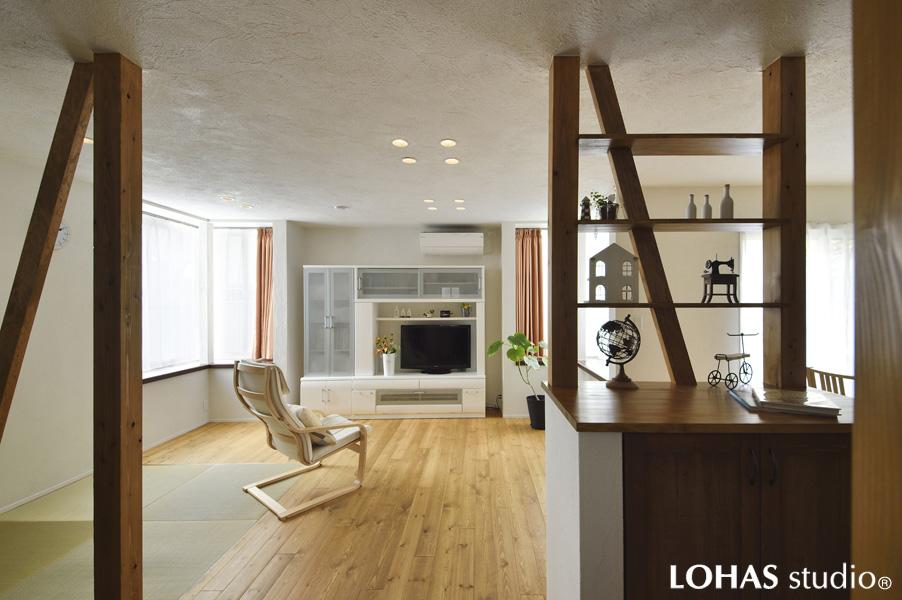 裸足が気持ちいい無垢床を使ったリビングです。お子さまの自由な遊び場に最適な見通しの良い大きな空間。お昼寝の時は畳コーナーが活躍しそう。フラット床なのでお掃除も簡単。