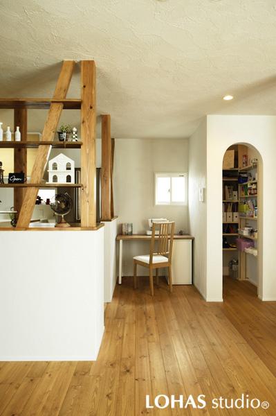 (正面)コの字の配置で個室感のあるママコーナーです。(右)曲線のオープン開口で圧迫感を無くしたパントリーです。カバンや水筒などお出かけツールの「ちょっと置き」ができて便利。