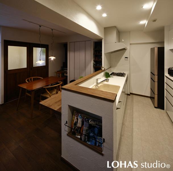 LDと会話がはずむ対面キッチンです。腰壁の素材感や雑誌が置けるニッチがお洒落。白い室内は手元が明るく調理作業がはかどります。壁側に家電が置ける収納を完備。