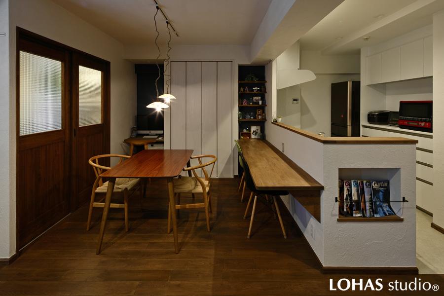 白い梁でキッチンと分かれたレトロモダン調のダイニングです。扉のある収納庫にオープン棚、ワークスペースをコンパクトに盛り込んで、何役にも活躍しそうな空間です。