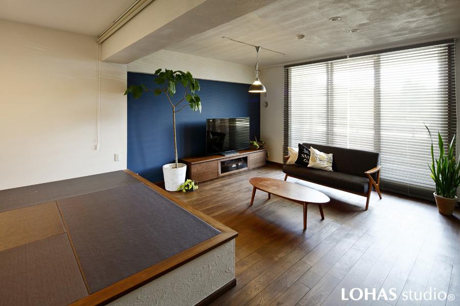 アクセントカラーが爽やかなリビングです。眺望の良い窓にはインナーサッシを施工し旧宅で悩んだ「結露」を対策。断熱・防音性能も具わってより快適な環境で暮らせるように。