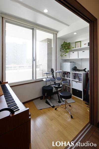 引戸の開閉で個室・オープン両方に使える趣味室です。軽やかな床色でLDKと趣きを変えました。壁上には高さを変えられる便利な可動棚を造作。インナーサッシで快適な室温に。