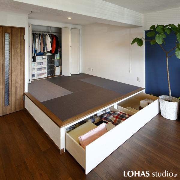 和室の壁を無くしLDKと一体的にした畳敷きの小上がりです。旧押入れは折り戸収納に変更し床下にも収納を造作。天井に設置したロールスクリーンを下げて個室化できる仕掛けも。