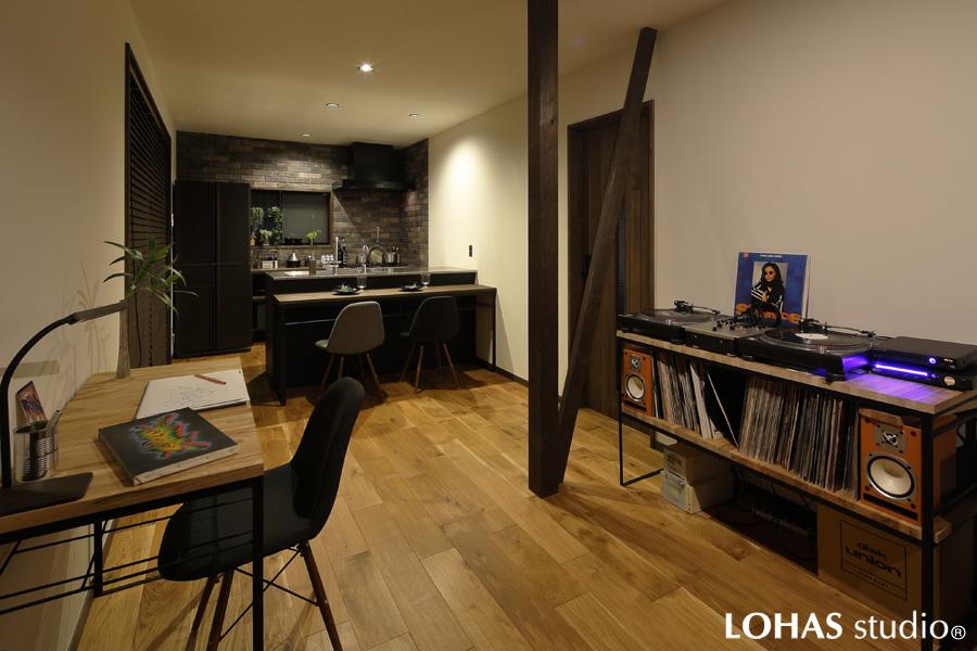 2室を1つにまとめた縦長のLDKです。かつての間仕切りの名残が あらわし柱・筋交いになりました。床は無垢オーク材。アイアンフレームの素敵な家具はN様のDIY作品。