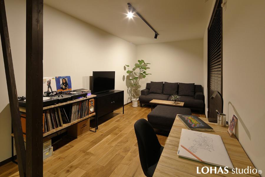 「一番お気に入り」と仰るリビングスペースです。アナログプレイヤーを眺めながら音楽を聴いて過ごせます。「とてもリラックスできる空間」とも。窓の先はウッドデッキです。