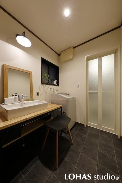 脱衣スペースを広く確保した洗面室です。洗面台はN様ご自作の品。給排水管はLOHAS studioで設備工事をしました。DIYを活用してコスト削減とデザインの統一感を実現！