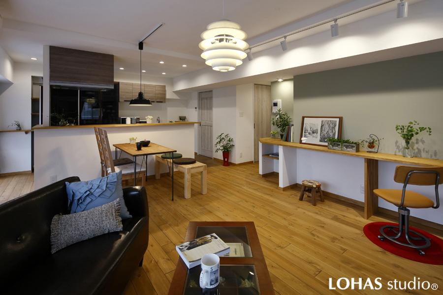 和室をつなげて広々と眺めの良いLDKを造りました。ご友人と語らうパーティーシーンにも十分対応できる大空間です。経年変化で深みを増していく無垢パイン材を床に施工。