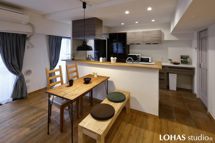 シンプルデザインでスッキリした景観のダイニングです。床には柔らかな無垢パイン材を施工しました。キッチンカウンターやベンチ・テーブルは木の素材感を活かした造作品です。