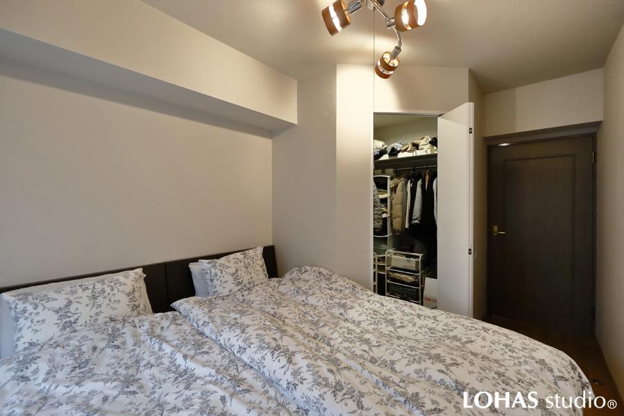 凹凸のあるオフホワイトの室内をライティングで優雅に演出したご夫婦の寝室です。矩形に間取りしたW.I.Cが個性的。フレンチシックなファブリックが上品に馴染みました。